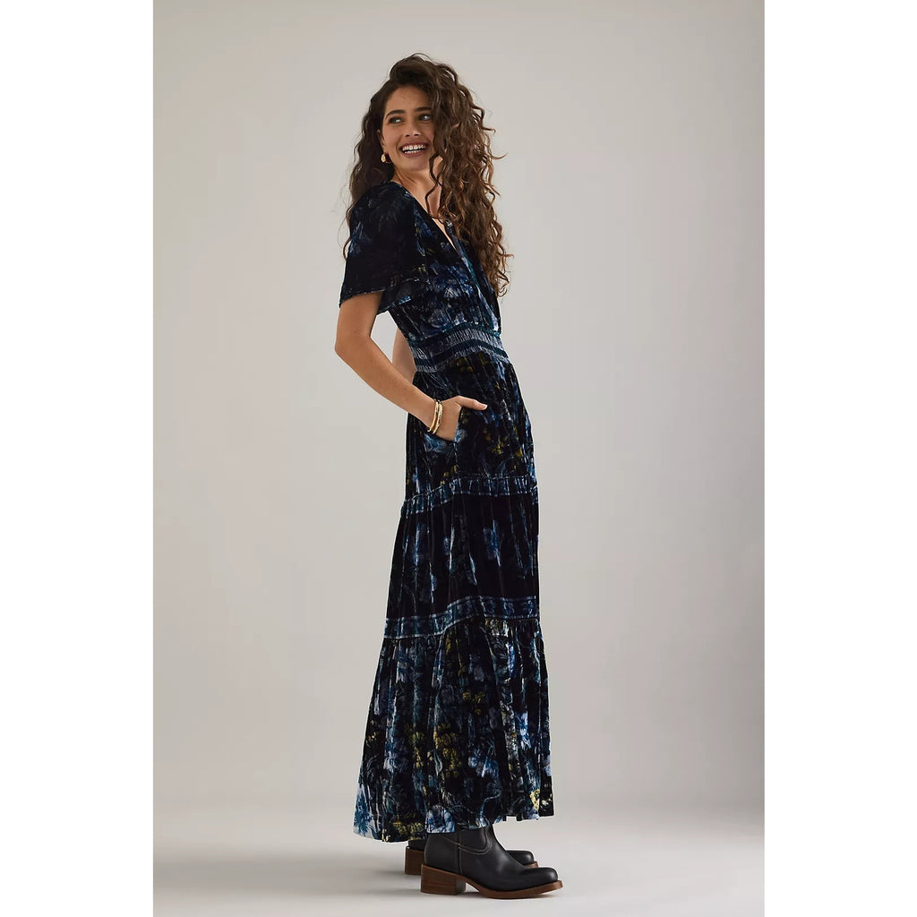 Dark blue velvet maxi dress with V-neckline and tiered tier skirt, short sleeves